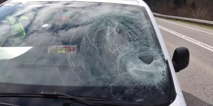 In Domat/Ems GR sind Eisplatten auf einen Lieferwagen runtergefallen. Dessen Windschutzscheibe wurde komplett beschädigt. domat/ems gr