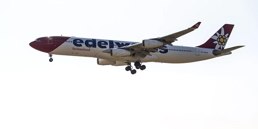 Die Edelweiss Maschine mit Schweizer Rückkehrern aus San José, Costa Rica, beim Anflug zum Flughafen Zürich.