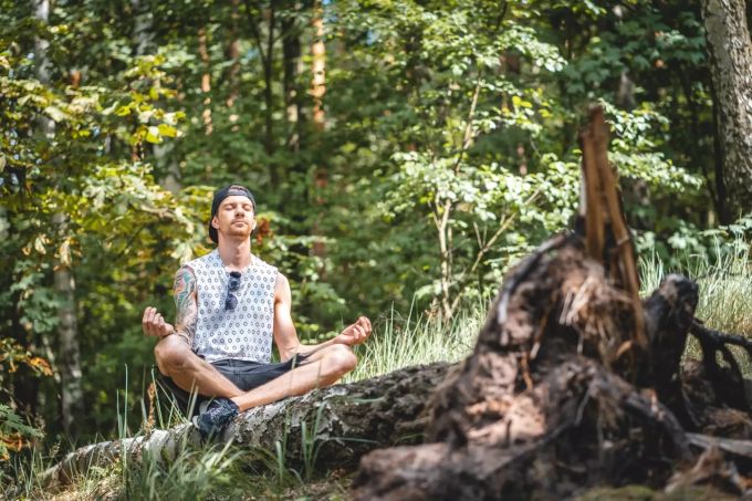 Meditationstechniken helfen gegen Redeangst. Ein meditierender Mann