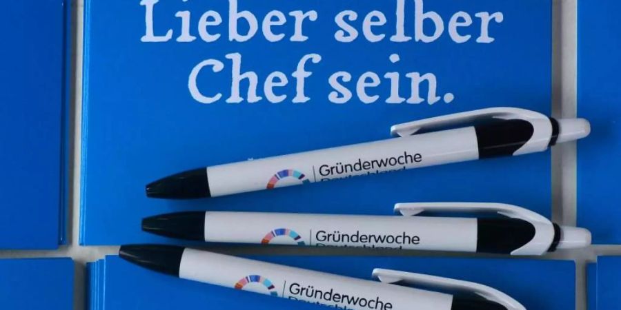In Deutschland sind rund 764.000 Erwerbstätige zuletzt neben einer selbstständigen Tätigkeit noch einer abhängigen Beschäftigung nachgegangen. Foto: Martin Schutt/zb/dpa