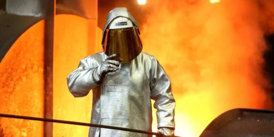 Stahlarbeiter am Hochofen 8 bei ThyssenKrupp in Duisburg: Die IG Metall will in der anstehenden Tarifrunde für die deutsche Metall-und Elektroindustrie zunächst auf eine konkrete Lohnforderung verzichten. Foto: Roland Weihrauch/dpa
