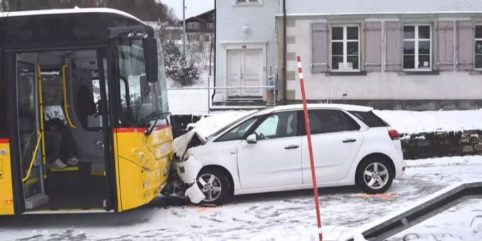 Grub AR - Zwei Verletzte nach Unfall mit Postauto