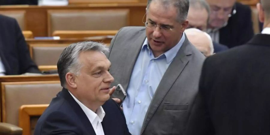 Viktor Orban (l), Ministerpräsident von Ungarn, spricht mit Lajos Kosa, Abgeordneten der Regierungspartei Fidesz. Foto: Zoltan Mathe/MTI/dpa