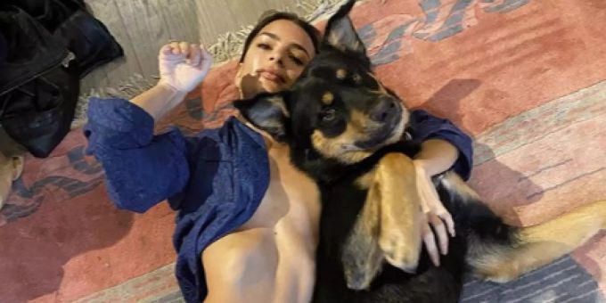 Tierisch viel Haut! - Emily Ratajkowski polarisiert mit neuem Selfie