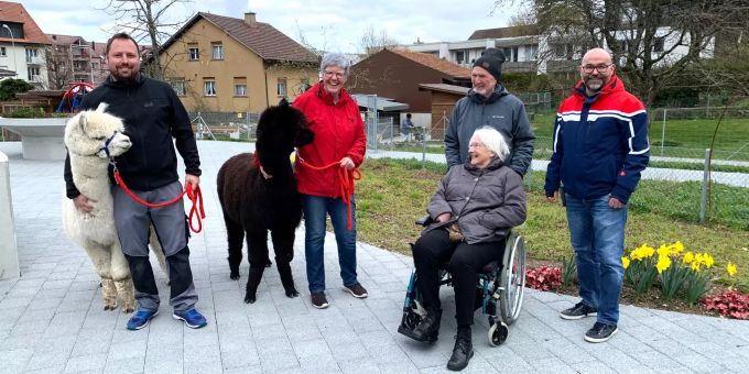 Von links: Till Jäggi, Sandra Cagnazzo (Pflegedienstleitung), Giovanni und Verena Hohl sowie Patrick Albiker (Heimleitung). Brüggli Altersheim Dulliken