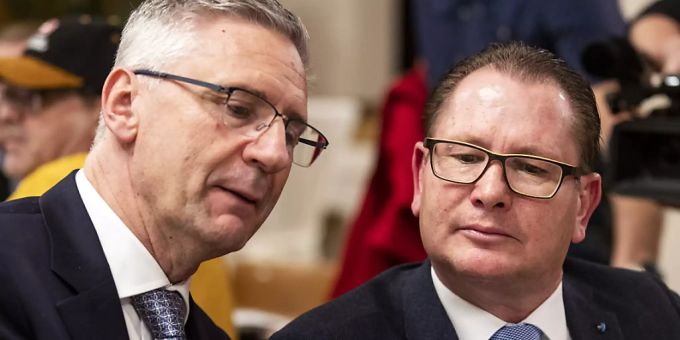 Nationalrat Andreas Glarner (links) ist neuer Präsident der SVP Aargau. Grossrat Jäggi unterlag im Duell am Kantonalparteitag in Lupfig. Nationalrat Andreas Glarner (links) ist neuer Präsident der SVP Aargau. Grossrat Jäggi unterlag im Duell am Kantonalparteitag in Lupfig.