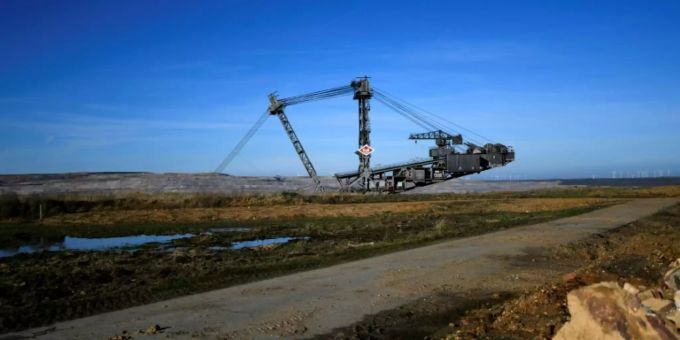 RWE-Tagebau nahe des Hanbacher Forsts RWE-Tagebau nahe des Hanbacher Forsts