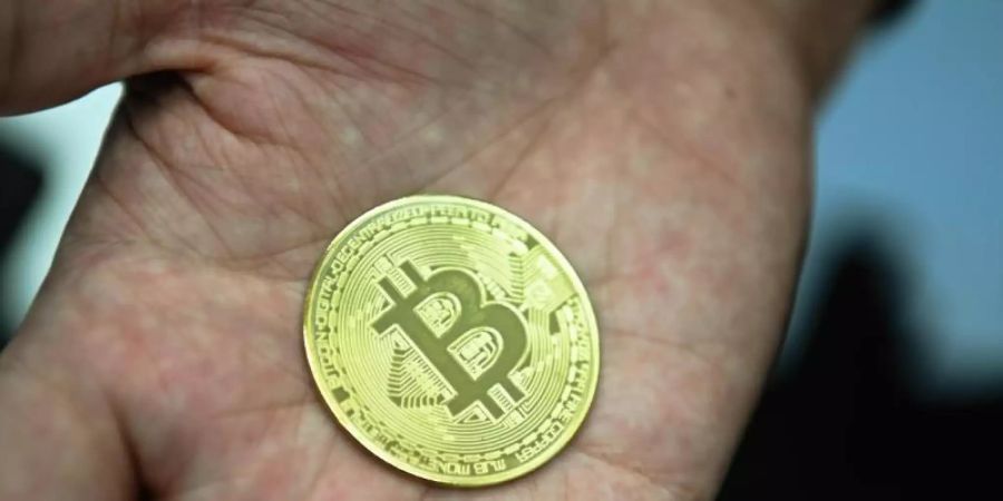 Eine nachgemachte Münze mit dem Logo der Digitalwährung Bitcoin. Foto: Nicolas Armer/dpa