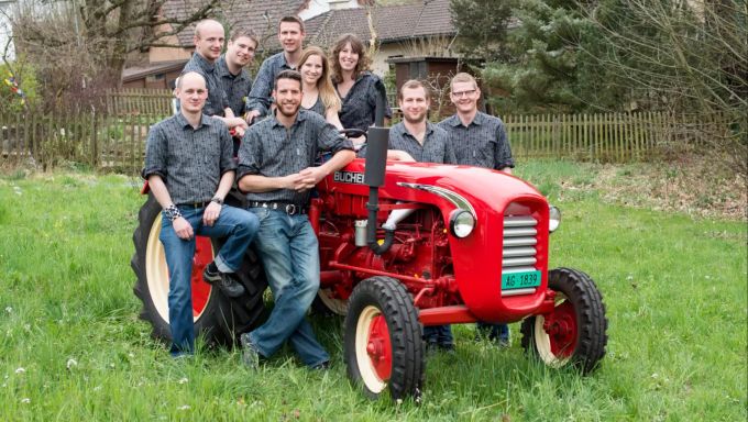 Auch Oldtimer-Traktoren gibt es am Risotto-Plausch zu bestaunen. Hinten (v.l.): Roman Schuler, Stefan Grüninger, Stephan Huber, Sandra Chiecchi, Simone Surber (seit zwei Jahren nicht mehr dabei), Marco Wicki (seit einem Jahr nicht mehr dabei), Pirmin Staubli. Vorne (v.l.): Christoph Widmer, Markus Kathriner. Es fehlen: René Zeier (seit 2018), Claudia Geissbühler (seit 2020) Ländlerfrönde Freiamt