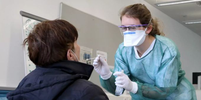 Eine Frau wird auf Coronavirus getestet. Coronavirus - Rostock
