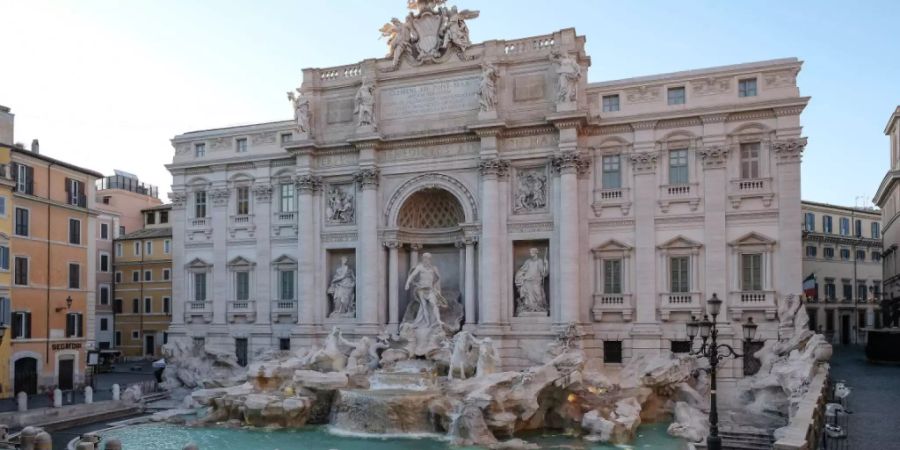 Die Münzen, die Touristen in den Trevi-Brunnen werfen, werden der Caritas übergeben, die damit Notleidende unterstützt. (Bild vom 23. März)