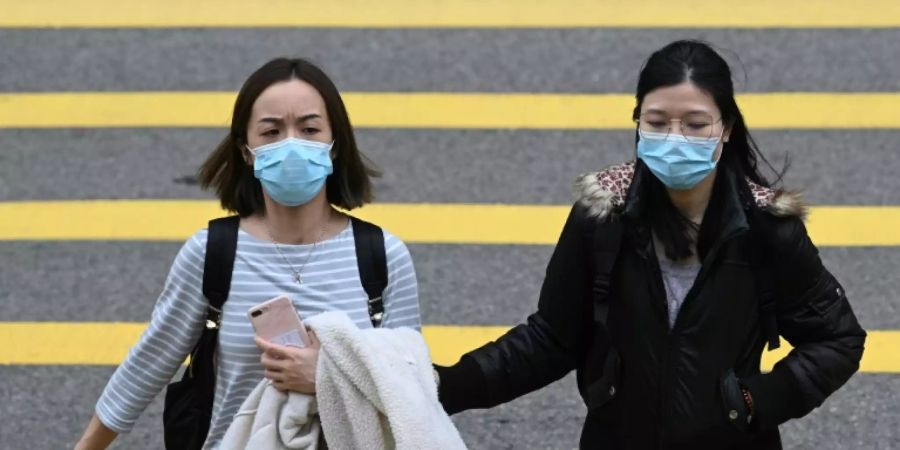 Frauen mit Schutzmasken auf einer Strasse in Hongkong