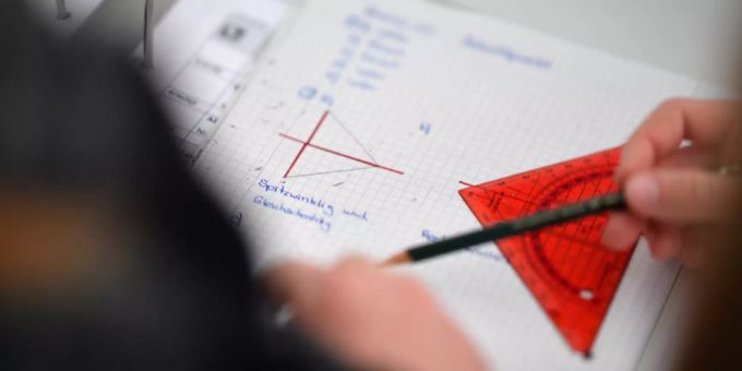 Ein Aargauer Komitee macht sich für eine «zeitgemässe Schulführung» stark. aargauer komitee