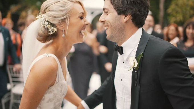 Für Hochzeitspaare soll der Doppelname bald wieder erlaubt sein. (Symbolbild) hochzeit