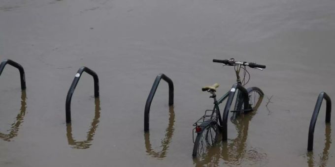 Ein Velo versinkt im Wasser. (Symbolbild) Überschwemmung Wasser Fahrrad