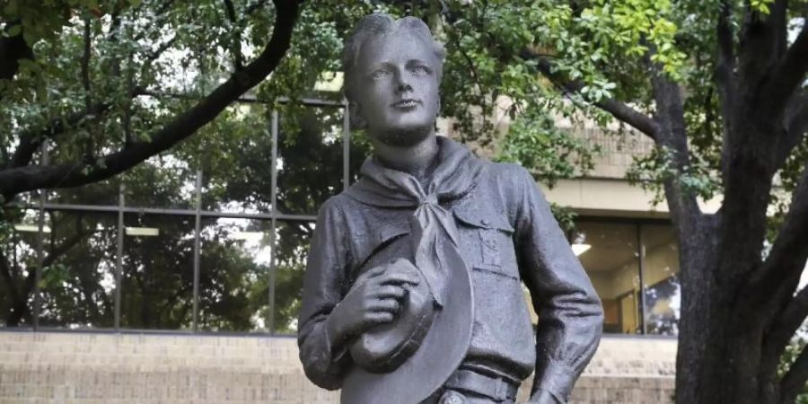 Eine Statue im texanischen Irving stellt einen jungen Pfandfinder dar. Foto: Lm Otero/AP/dpa