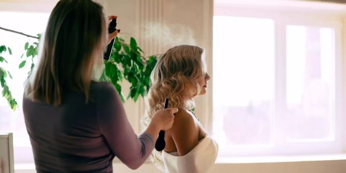 Haarspray hilft nicht nur beim Styling. Styling mit Haarspray