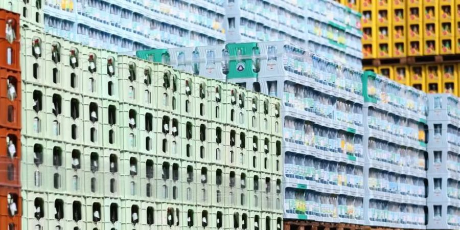 Getränkehändler rufen dazu auf, Leergut zurückzubringen. Foto: Ina Fassbender/dpa