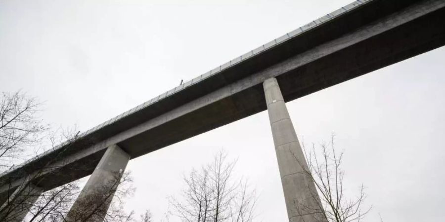 Die Teisstal-Brücke mit der ICE-Strecke überspannt das Tal. Unweit der Brücke wurden auf einer Länge von 80 Metern Schienenschrauben entfernt. Foto: Andreas Arnold/dpa