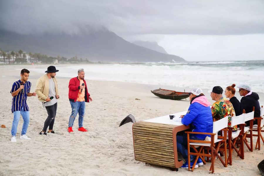 Deutschland sucht den Superstar: Elvin Kovaci, Kevin Amendola und Manolito Schwarz performen am dritten Set des Auslands-Recalls am berühmten Strand von Camps Bay vor der Jury den Song «Mein Stern» von Ayman.