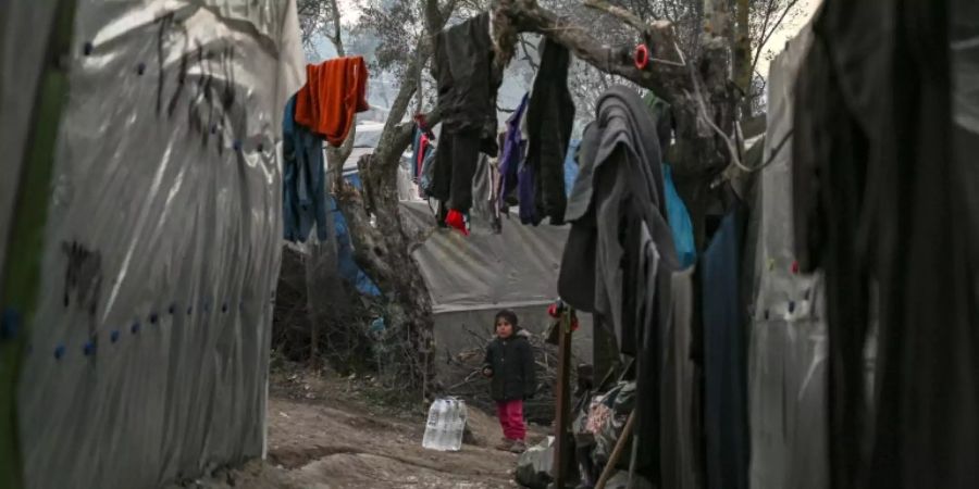 Mädchen zwischen Planen auf Lesbos