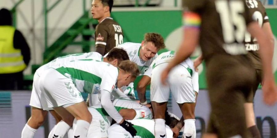 Die Spieler von Greuther Fürth feiern den Sieg gegen den FC St. Pauli. Foto: Timm Schamberger/dpa