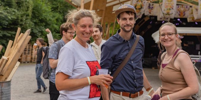 Die Partner Crew des Festivals »NON Openair» feiert auch mit.