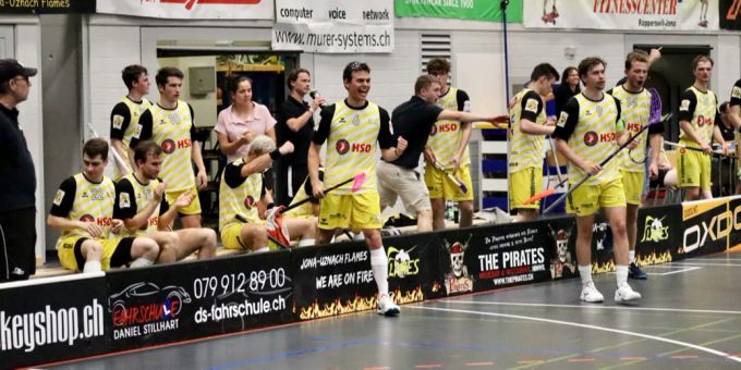 Die Entscheidung fiel erst 54 Sekunden vor Spielende, als Davos der Siegtreffer zum 5:4 gelang. Zuvor prägten die Flames das spannende Spiel vor heimischem Publikum im Grünfeld über weite Strecken und lagen mehrmals in Führung, zeitweise auch mit zwei Toren Vorsprung. Doch so knapp die Niederlage auch ist: Die Flames sind damit im Cup ausgeschieden. Jona-Uznach Flames im Spiel gegen Davos