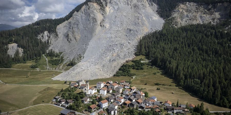 Brienz/Brinzauls ist nicht nur vom abbrechenden Fels über dem Dorf bedroht. Auch das Dorf selbst steht auf instabilem Gestein und rutscht in zunehmenden Tempo talwärts.