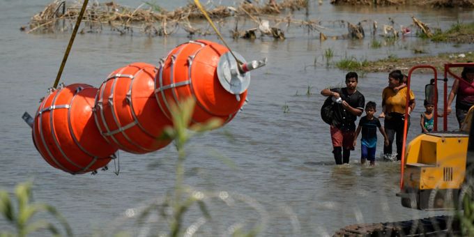 Die schwimmende Barriere soll Migranten daran hindern, von Mexiko nach Texas zu gelangen. mexiko