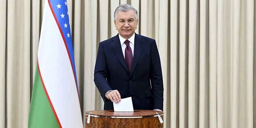 HANDOUT - Auf diesem vom Pressebüro des usbekischen Präsidenten veröffentlichten Foto gibt Schawkat Mirzijojew, Präsident von Usbekistan, in einem Wahllokal seinen Stimmzettel ab, während einer vorgezogenen Präsidentschaftswahl. Foto: Uncredited/Uzbekistan's Presidential Press Office/AP/dpa - ACHTUNG: Nur zur redaktionellen Verwendung und nur mit vollständiger Nennung des vorstehenden Credits