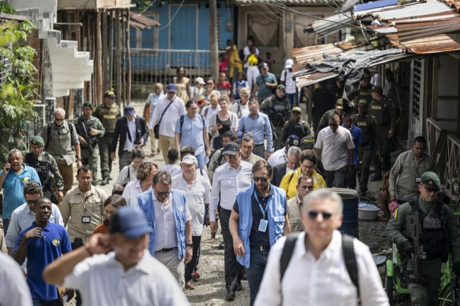 Alain Berset spaziert als erster ausländischer Präsident durch die Armenviertel von Buenaventura, Kolumbien.