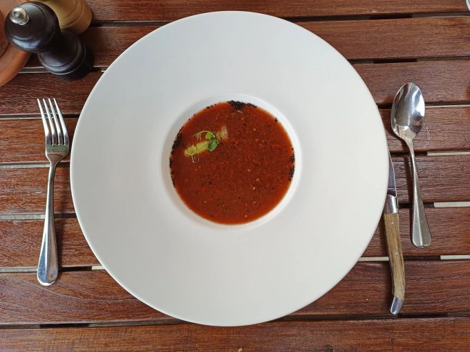 Tomaten-Gazpacho mit Gurken-Spaghetti und Olivenerde in der Brasserie Freilager. Brasserie Freilager