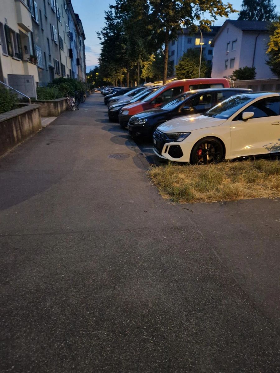 Auch viele Anwohner fanden keinen Parkplatz mehr.