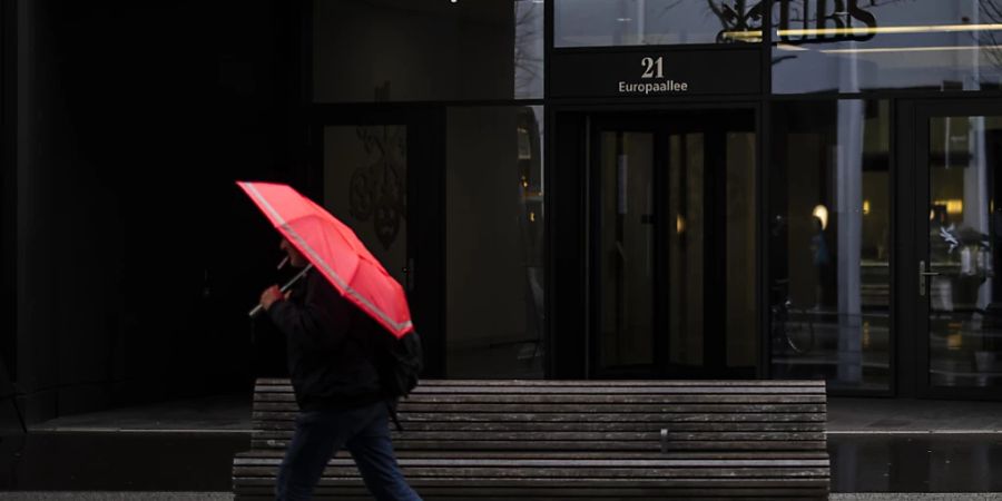 Vom Regen in die Traufe? - Die UBS könnte wegen der Versäumnisse der Credit Suisse im Fall Archegos zu einer Strafe über hunderte Millionen Dollar verdonnert werden. Das berichtete jedenfalls die «Financial Times» am Montag. (Symbolbild)