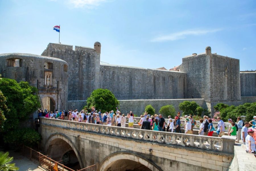 Dubrovnik zieht jährlich tausende Touristinnen und Touristen an.