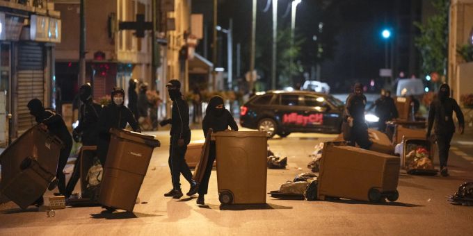 Demonstranten errichten Strassensperren aus Abfallkübeln in Paris, am Samstag, 1. Juli 2023. APTOPIX France Police Shooting