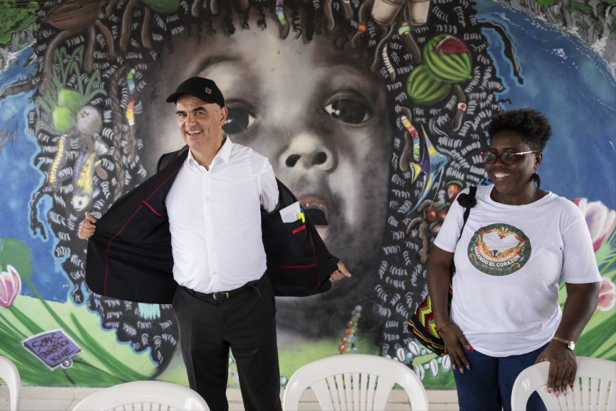 Bundespräsident Alain Berset neben Mary Cruz Renteria Mina, Generalsekretärin der Interethnischen Wahrheitskommission des Pazifiks (CIVP), am 8. August 2023, in Buenaventura, Kolumbien.