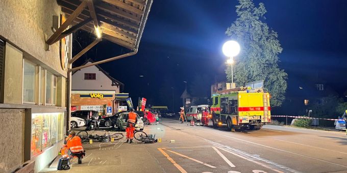 Horrorunfall! - Autofahrer (94) fährt in zwei Personen in Zwillikon ZH