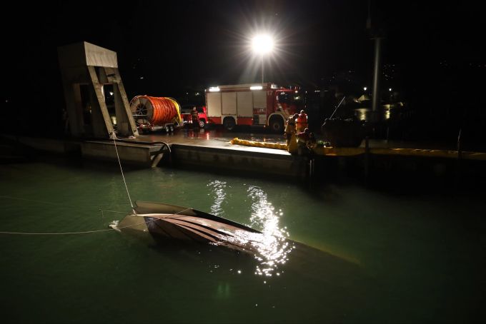 Gesunkenes Boot im Hafen Zug Gesunkenes Boot