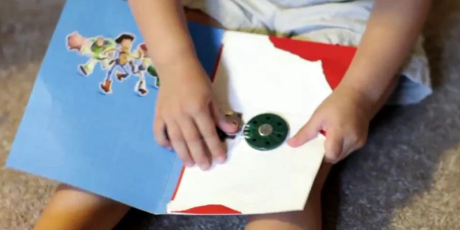 Schwere Unfälle mit Knopfbatterien passieren selten. Trotzdem sensibilisiert der Bundesrat Eltern von Kleinkindern für die Gefahren. (Themenbild)