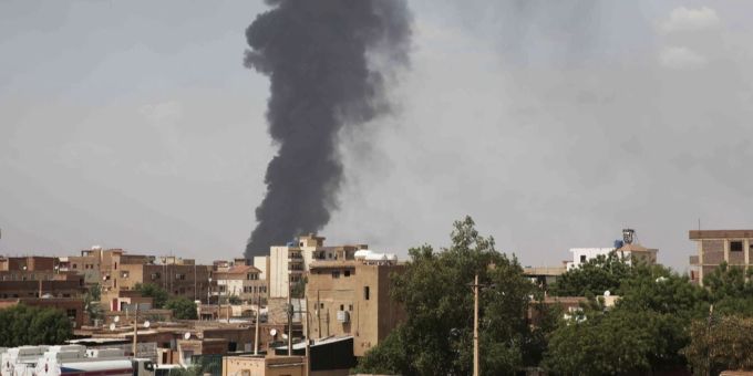 Eine dunkle Rauchsäule über der sudanesischen Hauptstadt Khartum. sudan