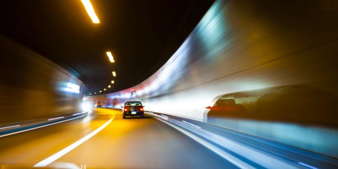 Ein Auto fährt durch einen Tunnel (Symbolbild). Wetter Sonne AUtos