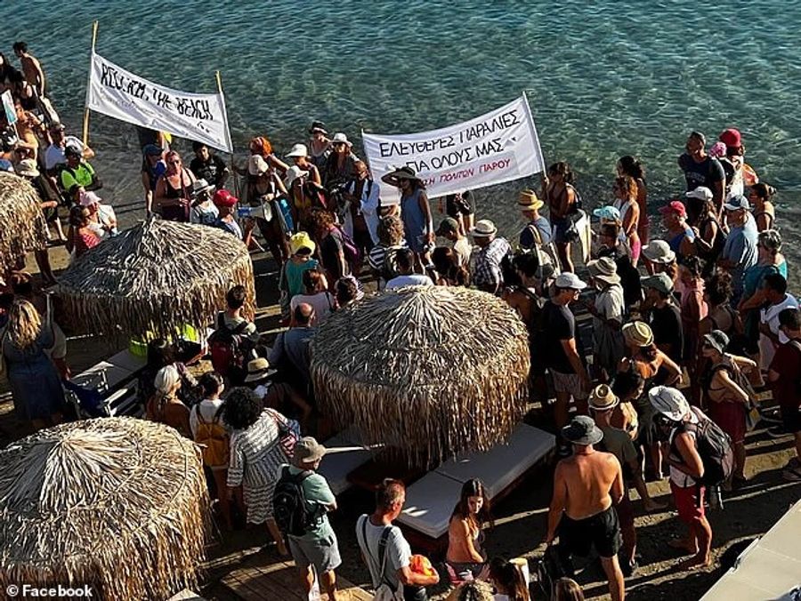 Aktivisten protestieren in Paros an einem überfüllten Strand.