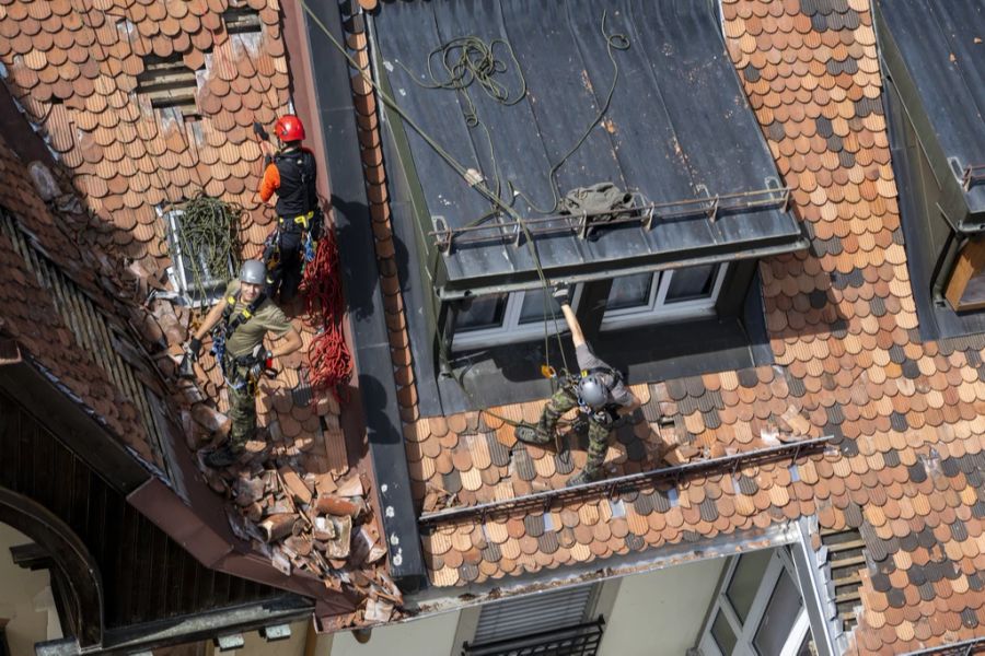 Soldaten der Schweizer Armee helfen bei den Reparaturarbeiten mit.