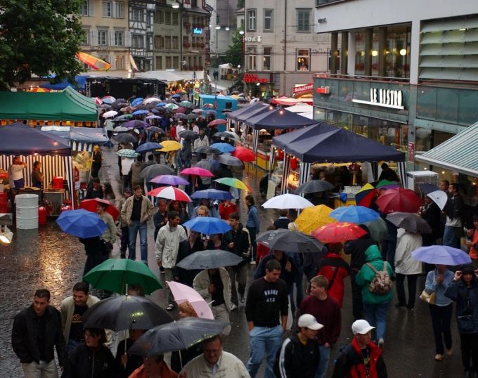 Ein Foto des St. Galler Fest des vergangenen Jahres: Hier ist es noch wahrscheinlicher, dass Jugendlichen Alkohol ausgeschenkt wird. jugendliche alkohol st. gallen