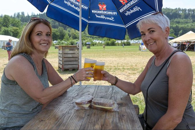Angie und Heidi sind Supporterinnen des TV Nennigkofen-Lüsslingen.