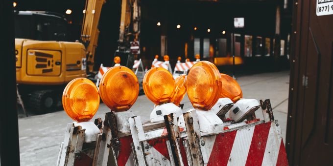 Deckbelagsarbeiten führen zu Verkehrsbehinderungen. Deckbelag Arbeiten Verkehrsbehinderung