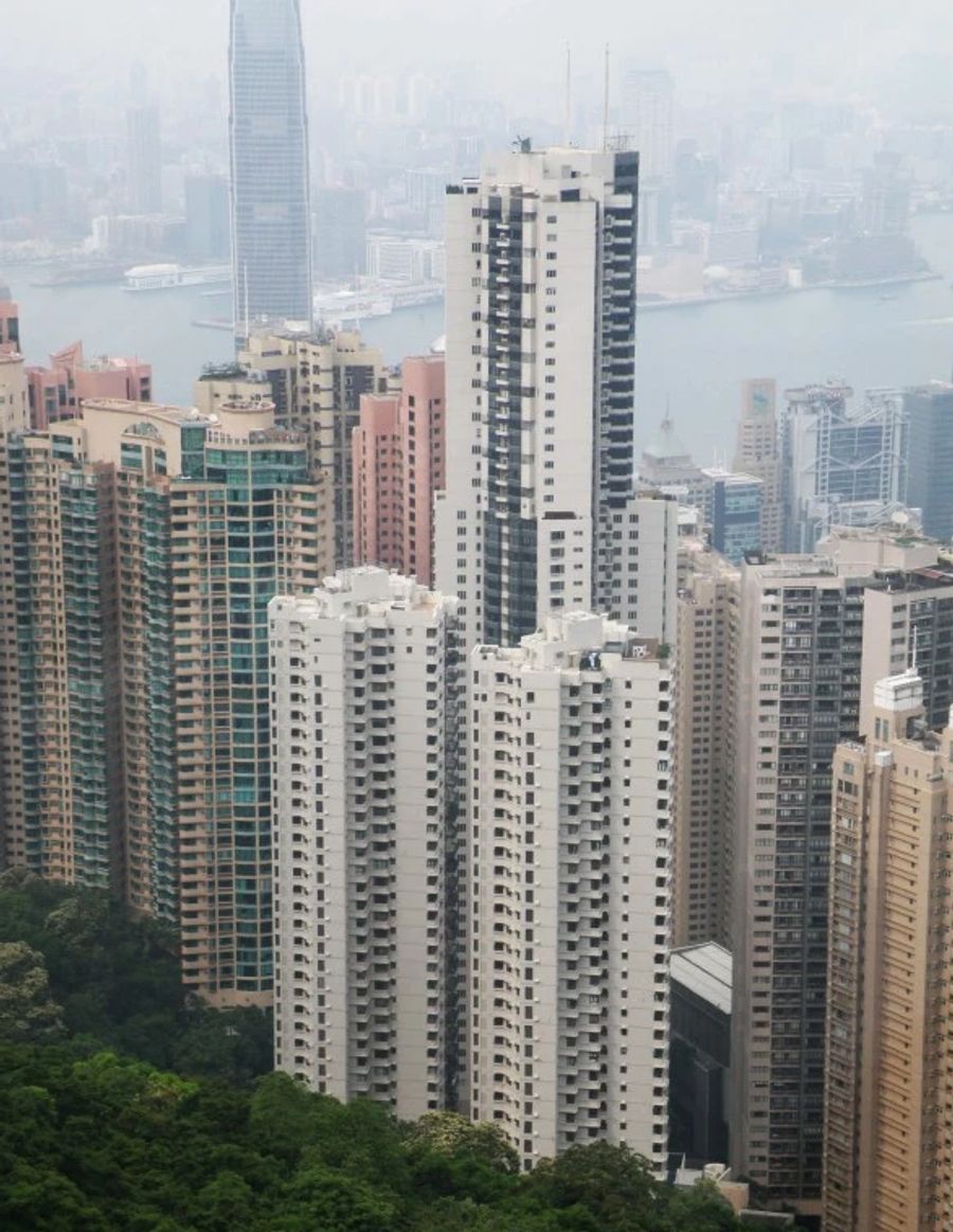 Der höchste Turm der «Tregunter Towers» überblickt die Skyline von Hongkong.