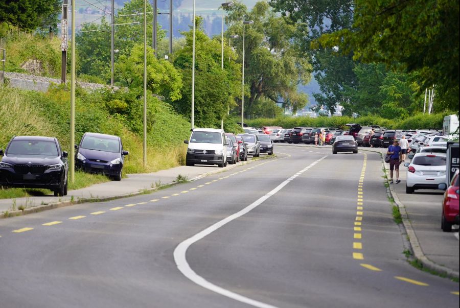 Vor der Badi in Stäfa ZH sind die Trottoirs zuparkiert.